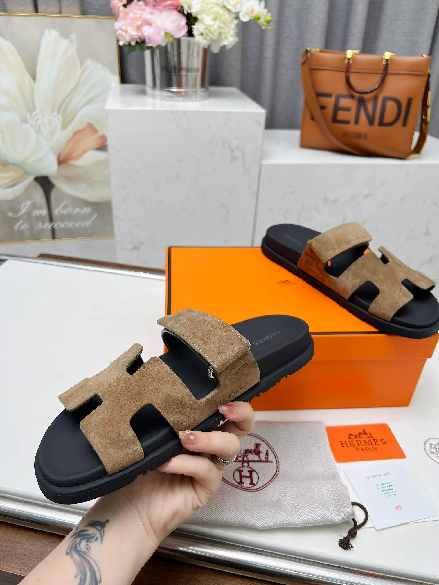 👟👟Ex-factory price 480👟👟 Hermes Hermes chypre second uncle shoes H-shaped Velcro flat sandals and slippers! (Top version) Upper: First layer of silk cowhide/palm pattern cowhide/goat leather, foot pads mixed sheepskin, original molded outsole Female size: 35-43 Male size: 39-46 (Female size 40 41 42 43 Men’s size 45 46 can be customized and not returned)